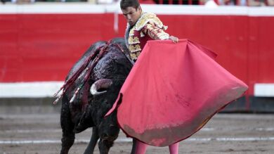 Una descastada de El Pilar echa abajo el mano a mano Juli-Manzanares en Bilbao