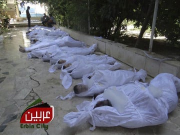 Cuerpos sin vida de varios sirios tras el supuesto ataque con gases tóxicos