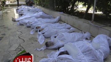 Cuerpos sin vida de varios sirios tras el supuesto ataque con gases tóxicos
