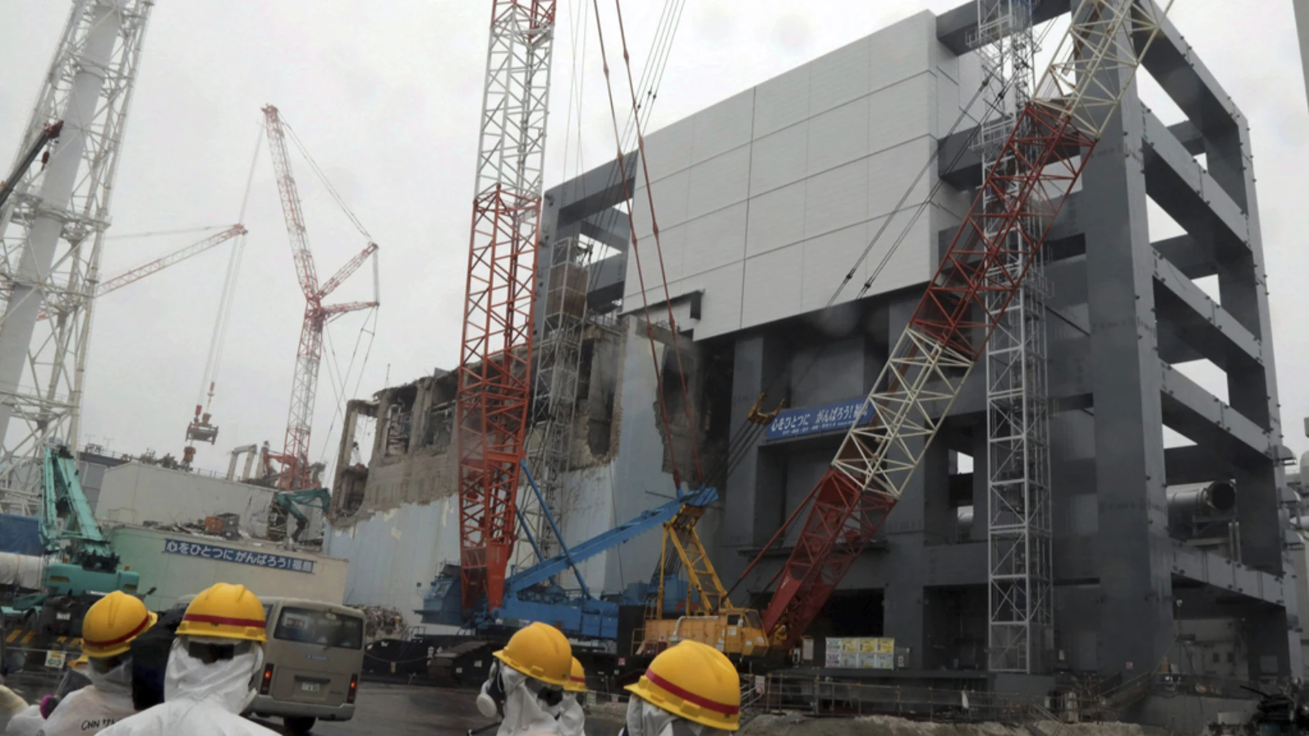 El personal trabaja protegido en Fukushima El personal trabaja protegido en Fukushima