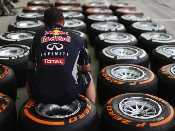 Un mecánico de Red Bull, junto a los neumáticos Pirelli