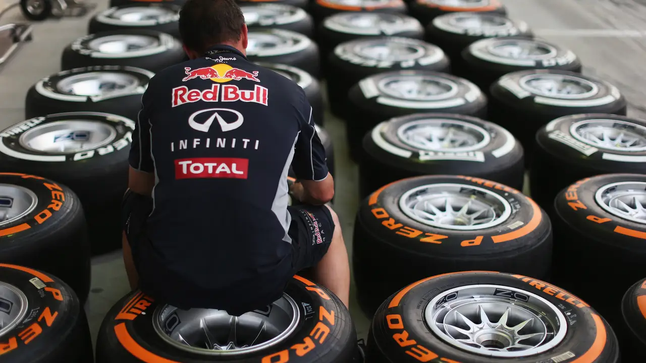 Un mecánico de Red Bull, junto a los neumáticos Pirelli