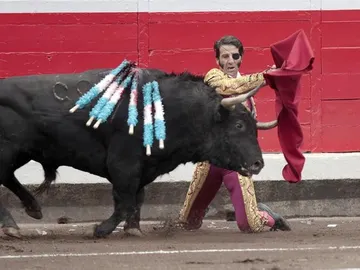 El torero Juan José Padilla da un pase de rodillas a su primer toro El torero Juan José Padilla da un pase de rodillas a su primer toro