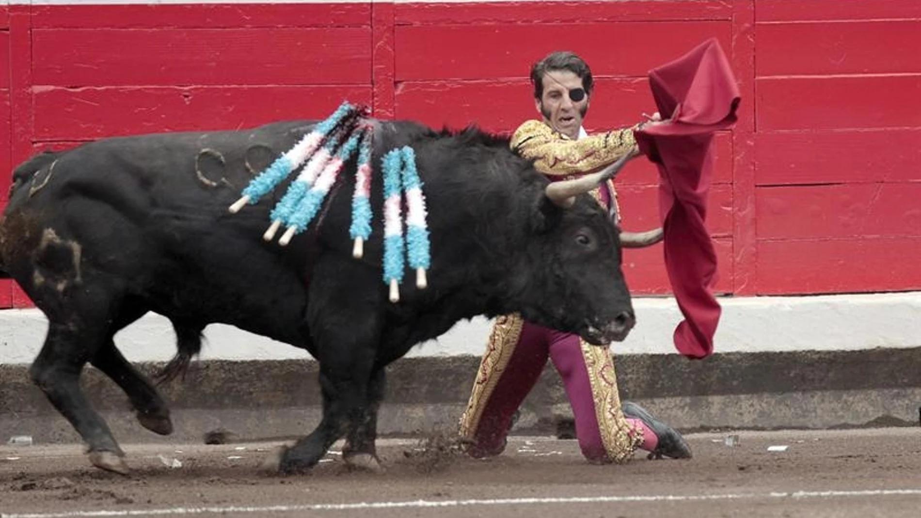 El torero Juan José Padilla da un pase de rodillas a su primer toro