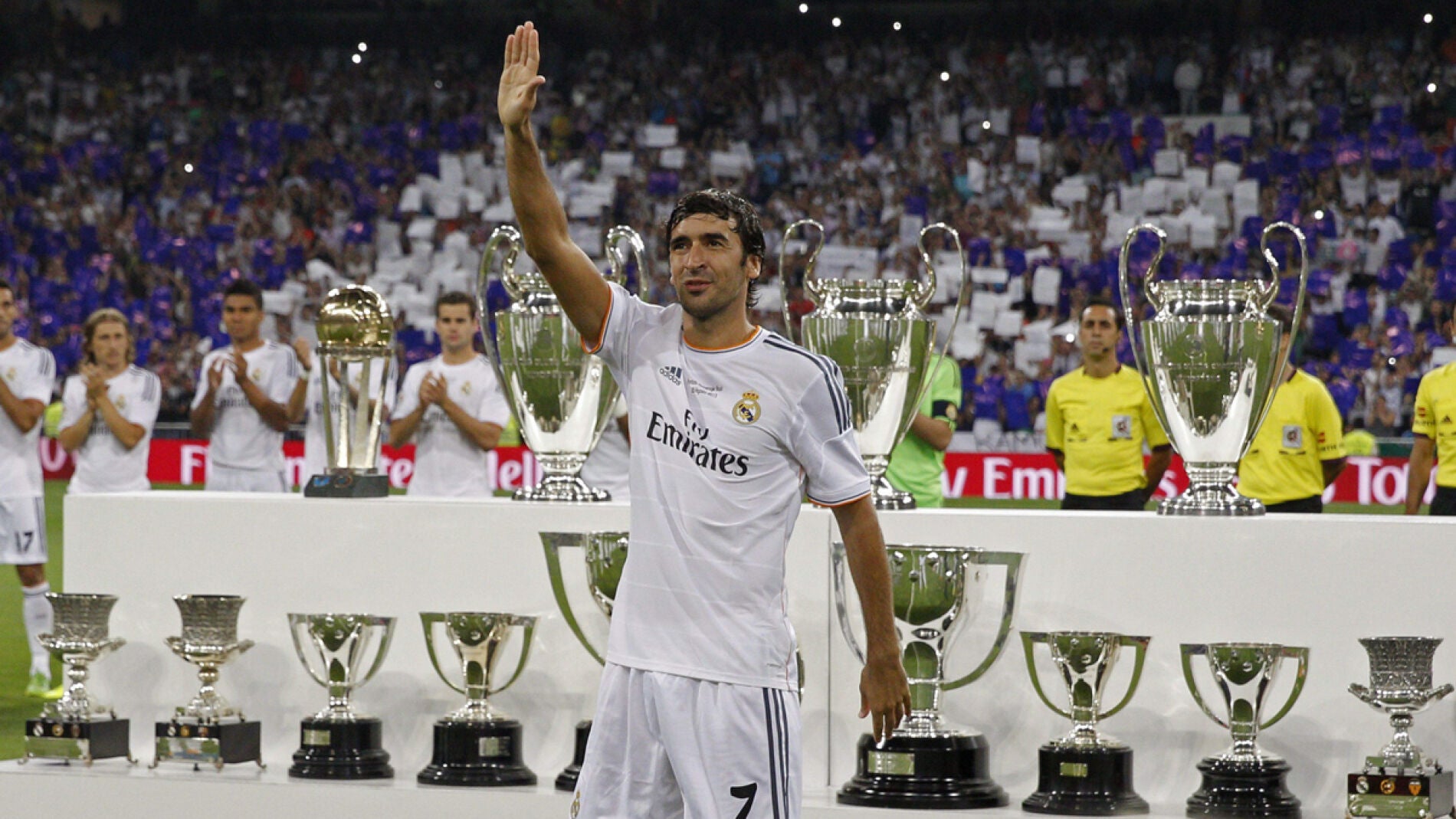 Raúl saluda a la afición del Bernabéu
