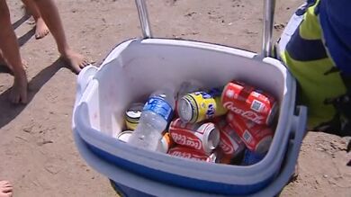 Los vendedores ambulantes de refrescos inundan las playas