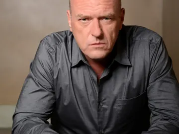 Dean Norris es "Big Jim" Rennie Dean Norris es "Big Jim" Rennie
