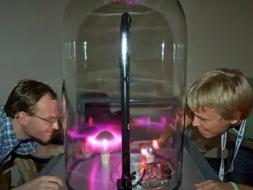 Guillaume Gronoff y su becario, utilizando el Planeterrella Guillaume Gronoff y su becario, utilizando el Planeterrella