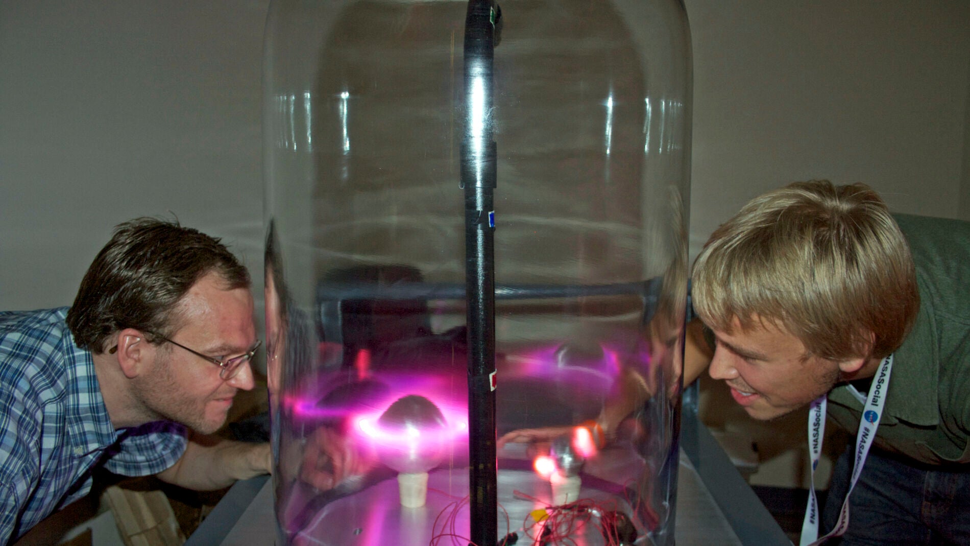 Guillaume Gronoff y su becario, utilizando el Planeterrella