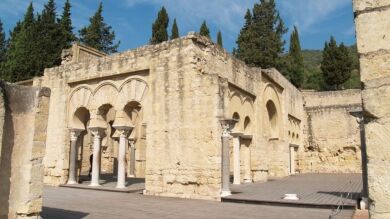 Un capitel del siglo X de Medina Azahara, a la venta en Internet por 7.000 euros