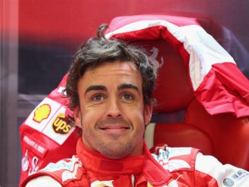 Alonso en el box de Ferrari