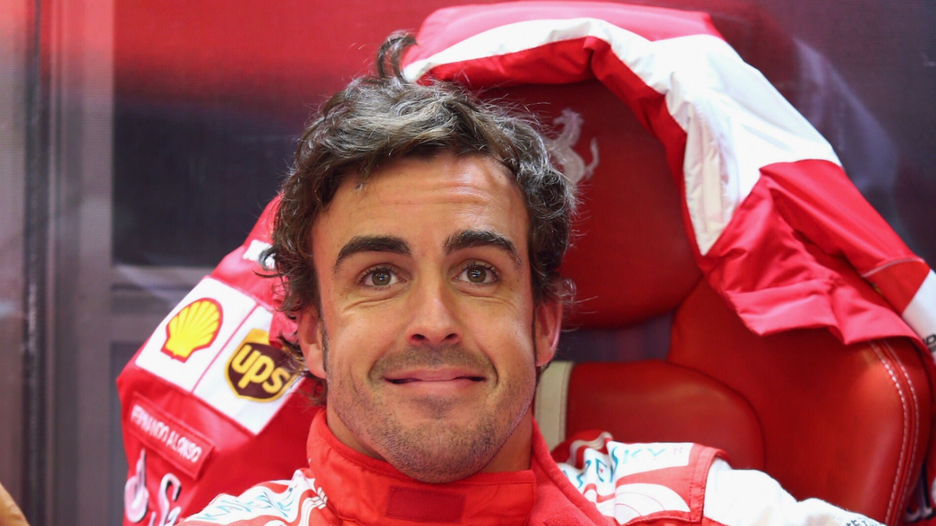 Alonso en el box de Ferrari