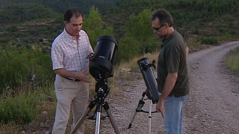 Dos astr&oacute;nomos en el Parque de Chera