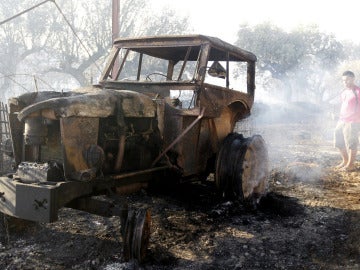 Un tractor calcinado en Zamora