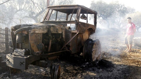 Un tractor calcinado en Zamora