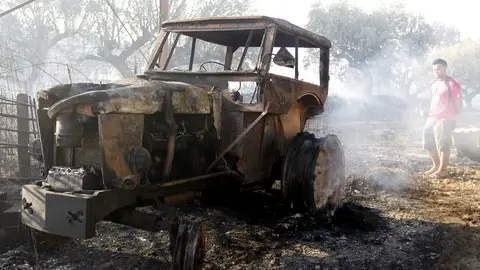 Un tractor calcinado en Zamora Un tractor calcinado en Zamora