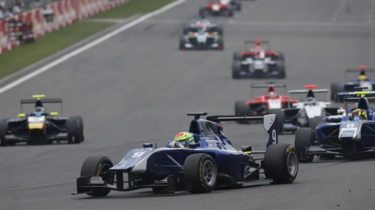 Sims se lleva la segunda carrera de Spa con Sainz decimotercero