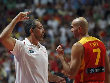 Juan Orenga, da instrucciones a Xavi Rey Juan Orenga, da instrucciones a Xavi Rey