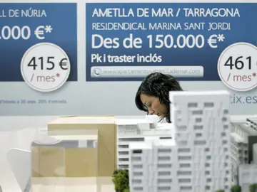 Stand de una promotora en un salón inmobiliario Stand de una promotora en un salón inmobiliario