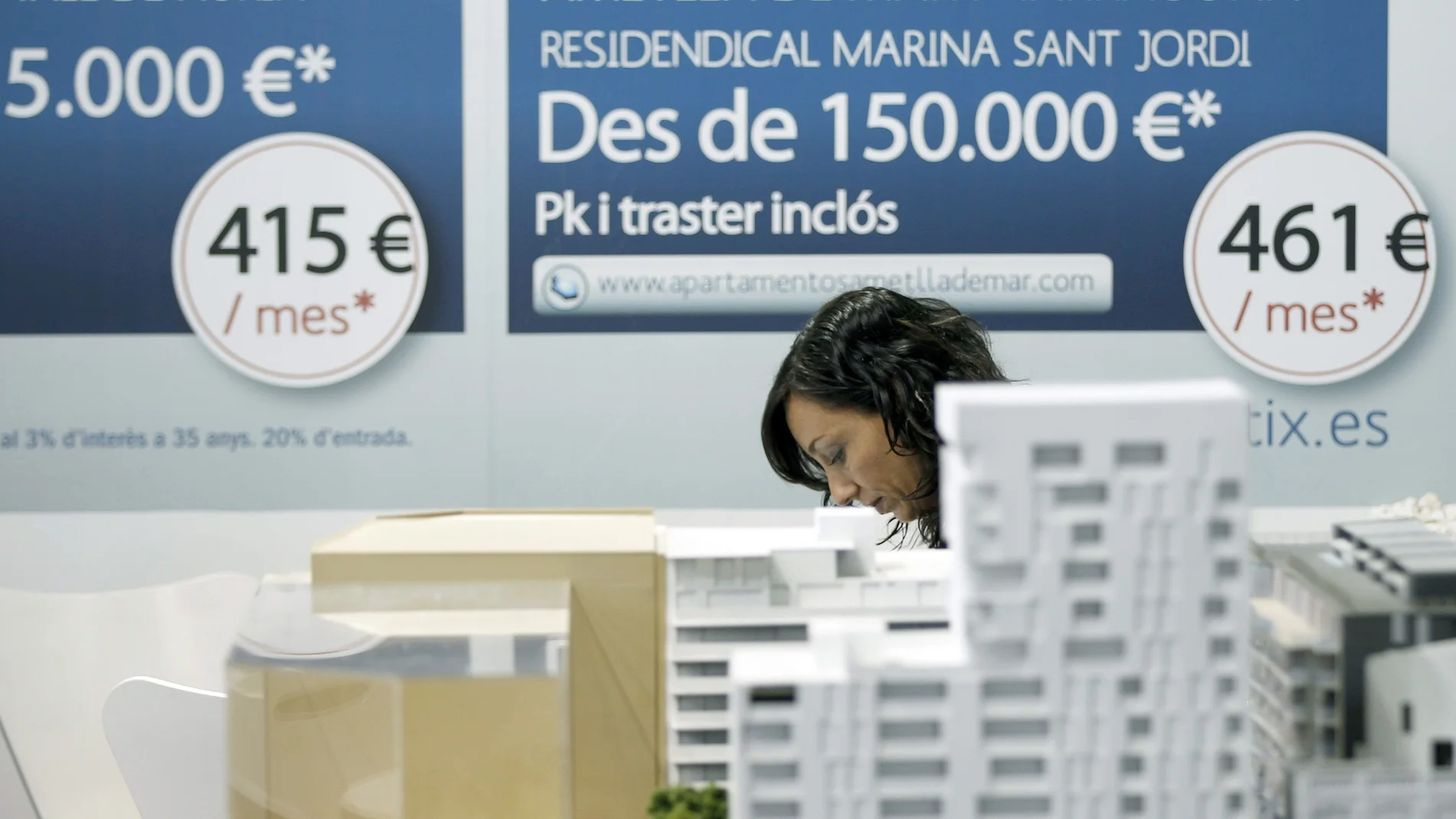 Stand de una promotora en un salón inmobiliario Stand de una promotora en un salón inmobiliario