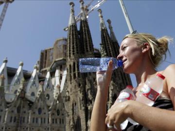 Una turista ante la basílica de la Sagrada Familia de Barcelona 