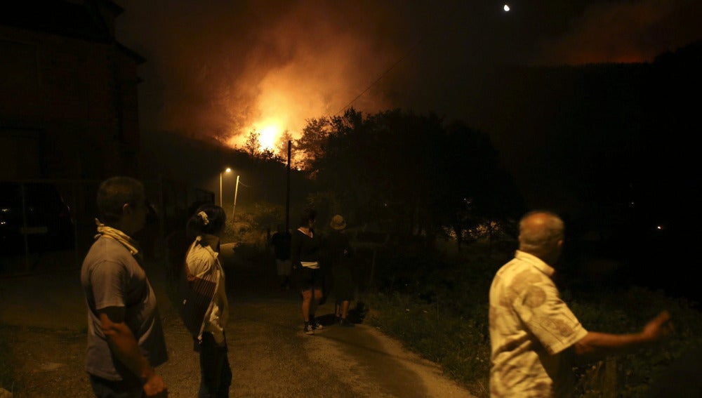 Los vecinos de Loureza observan las llamas del incendio forestal