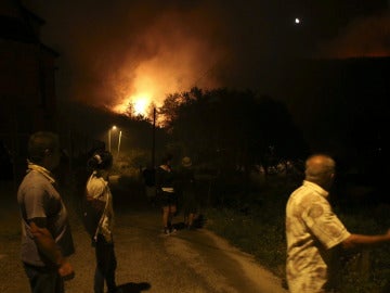 Los vecinos de Loureza observan las llamas del incendio forestal Los vecinos de Loureza observan las llamas del incendio forestal