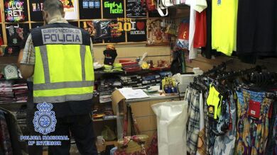 Un total de 10.000 artículos falsificados han sido intervenidos en bazares de Girona