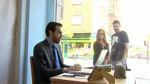 Un hombre busca trabajo en un escaparate Un hombre busca trabajo en un escaparate