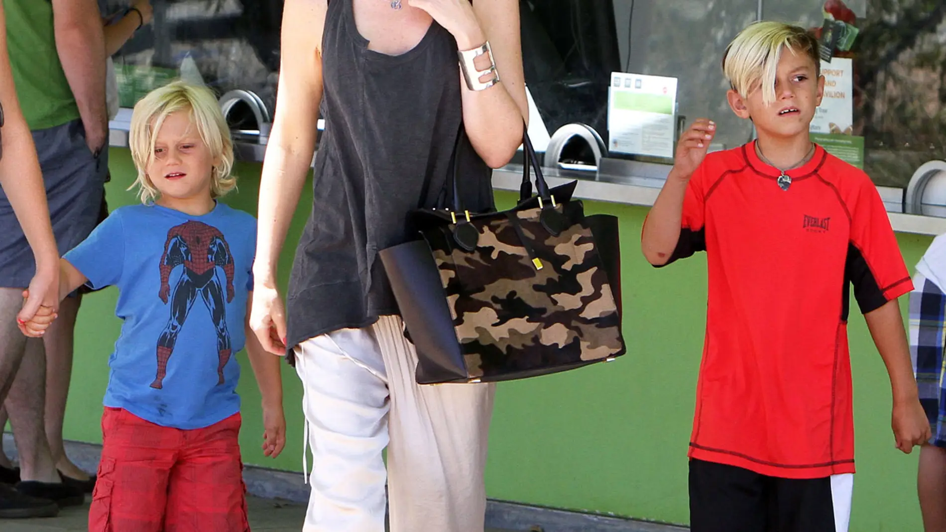 Gwen Stefani se lleva a sus hijos de visita cultural
