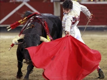 El diestro Juan del Álamo da un pase a uno de sus astados