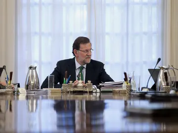 Rajoy presidiendo la primera reunión del Consejo de Ministros tras las vacaciones. Rajoy presidiendo la primera reunión del Consejo de Ministros tras las vacaciones.