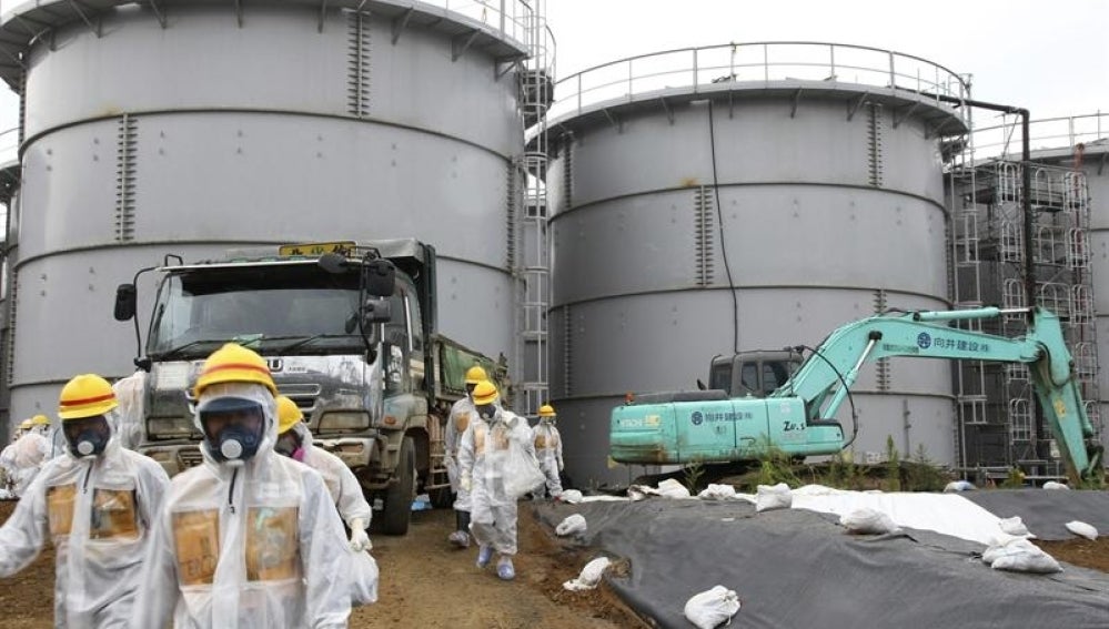 Operarios trabajando en las tareas de descontaminación