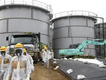 Operarios trabajando en las tareas de descontaminación Operarios trabajando en las tareas de descontaminación