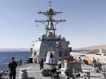 Maniobras militares a bordo de un buque de guerra estadounidense