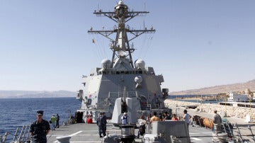 Maniobras militares a bordo de un buque de guerra estadounidense