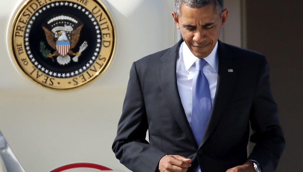 Obama bajando de un avión