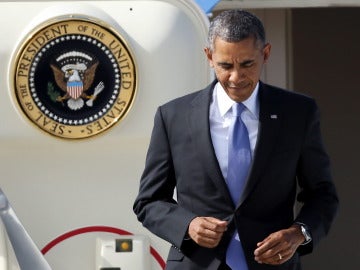 Obama bajando de un avión