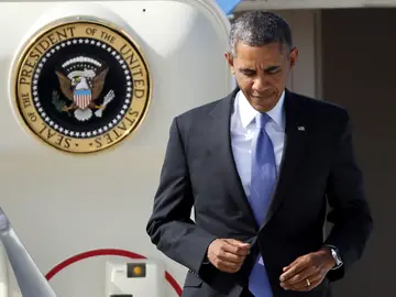 Obama bajando de un avión Obama bajando de un avión