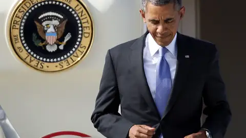 Obama bajando de un avión Obama bajando de un avión