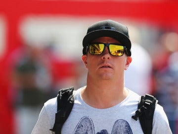 Raikkonen pasea por el paddock de Monza