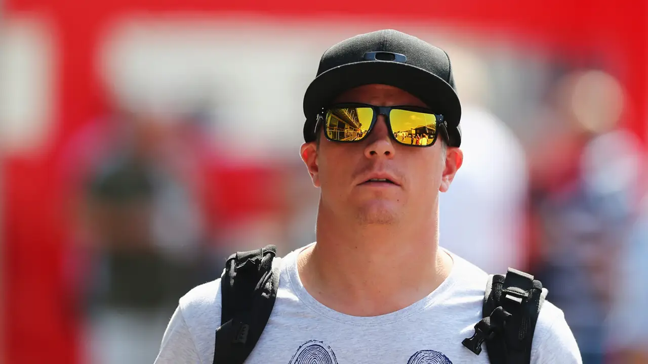 Raikkonen pasea por el paddock de Monza