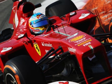 Alonso toma una curva en Monza