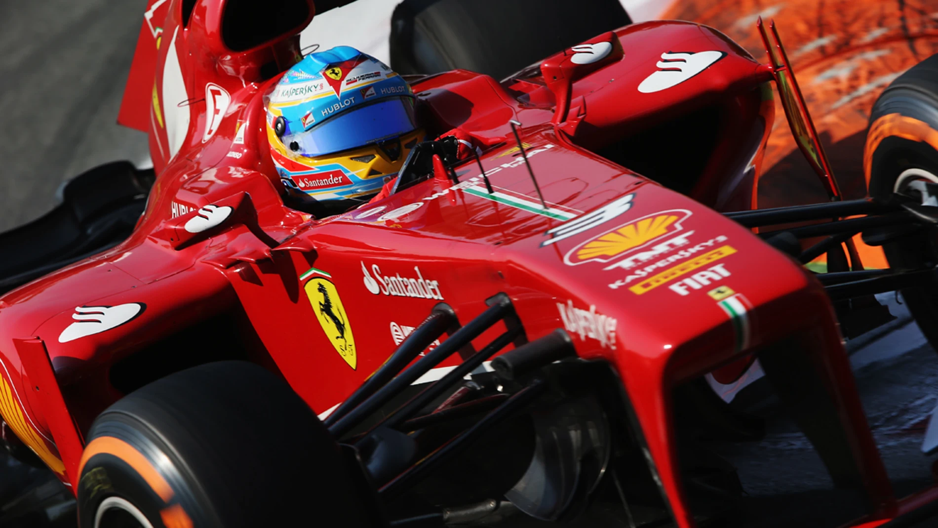 Alonso toma una curva en Monza