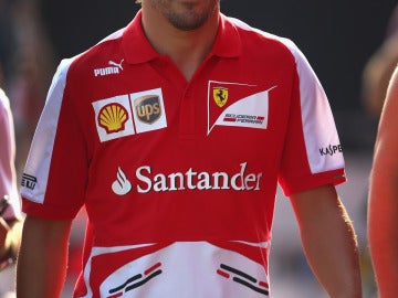 Alonso, de paseo por el paddock de Monza
