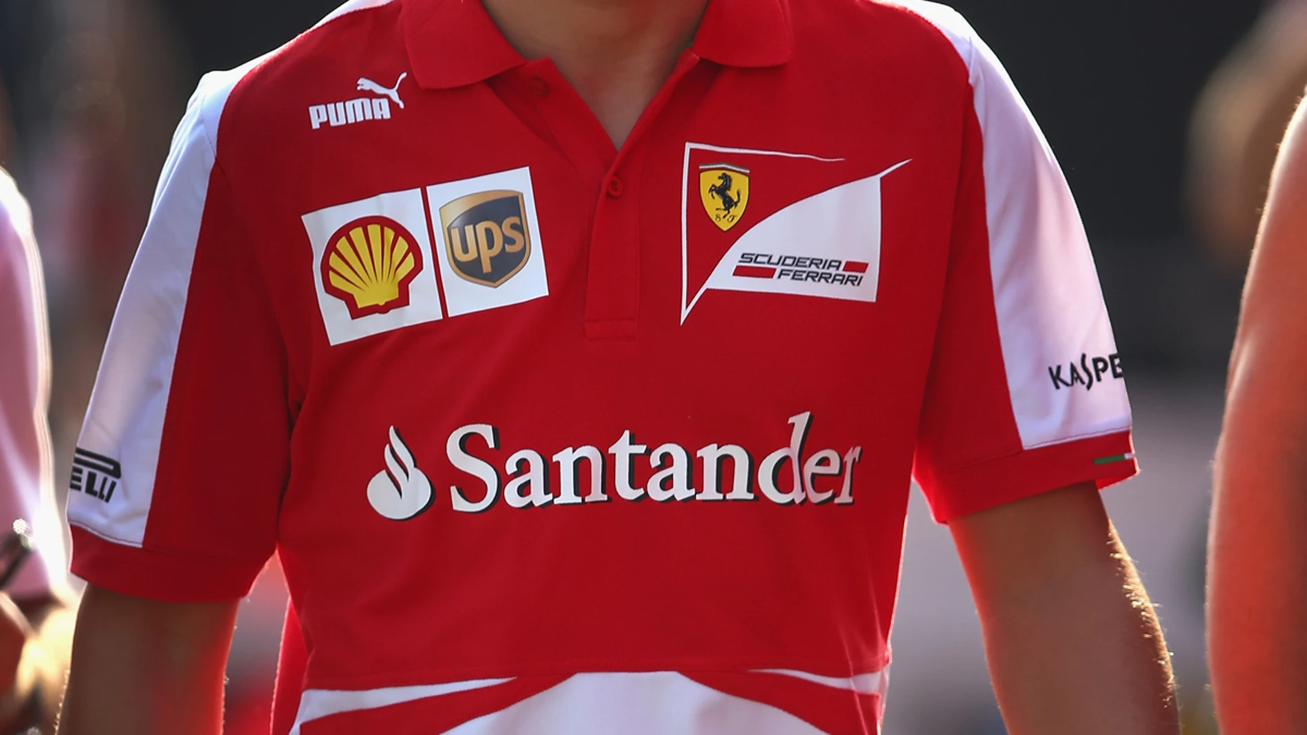 Alonso, de paseo por el paddock de Monza