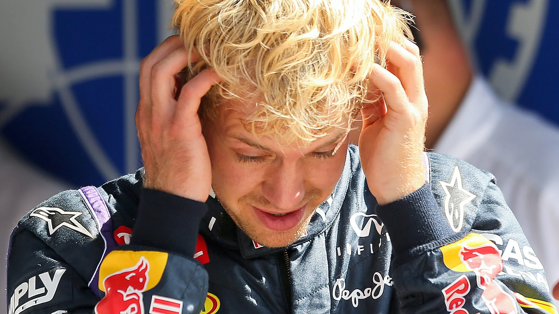 Vettel se atusa el pelo