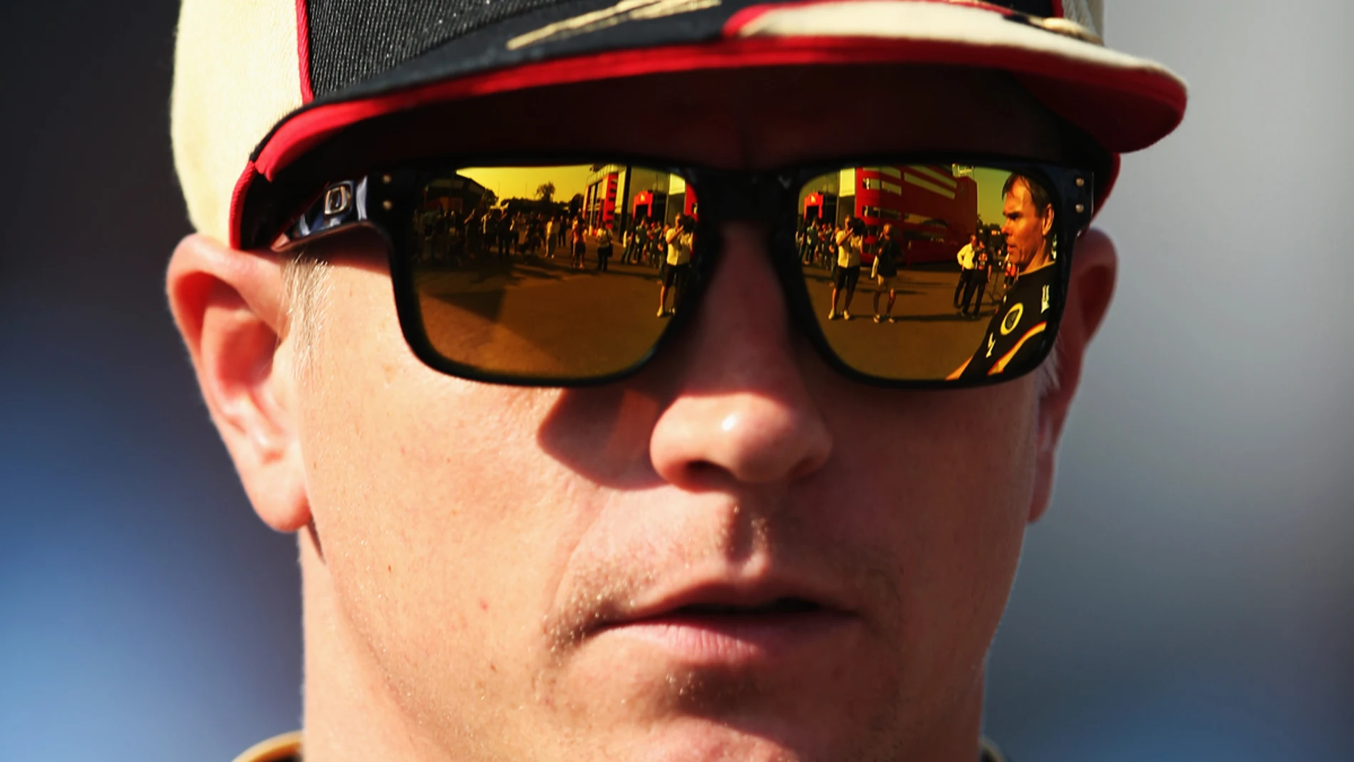 Kimi Raikkonen luce sus gafas de sol