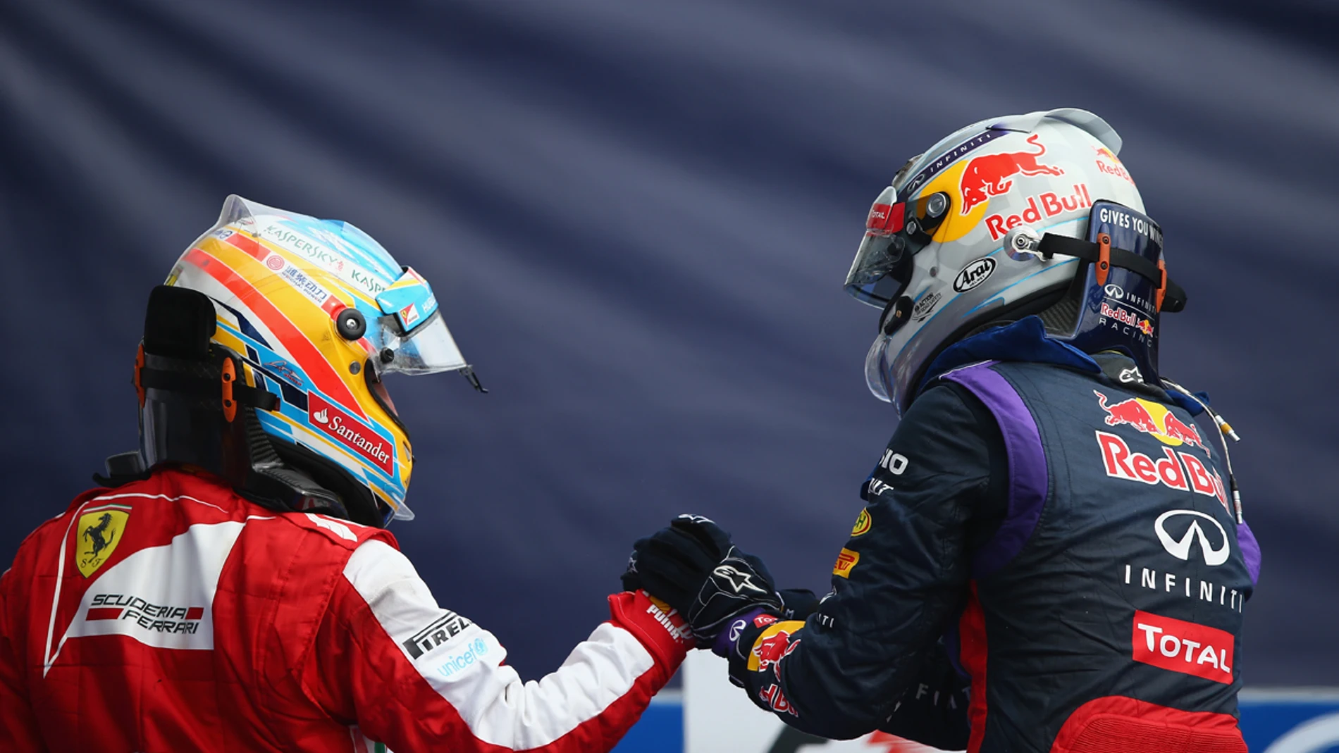 Alonso saluda a Vettel