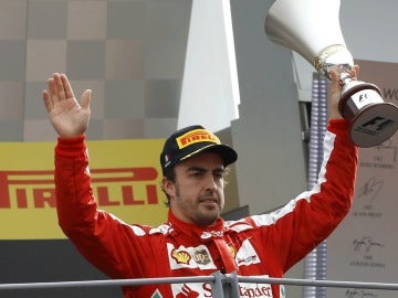 Fernando Alonso en el podio de Monza
